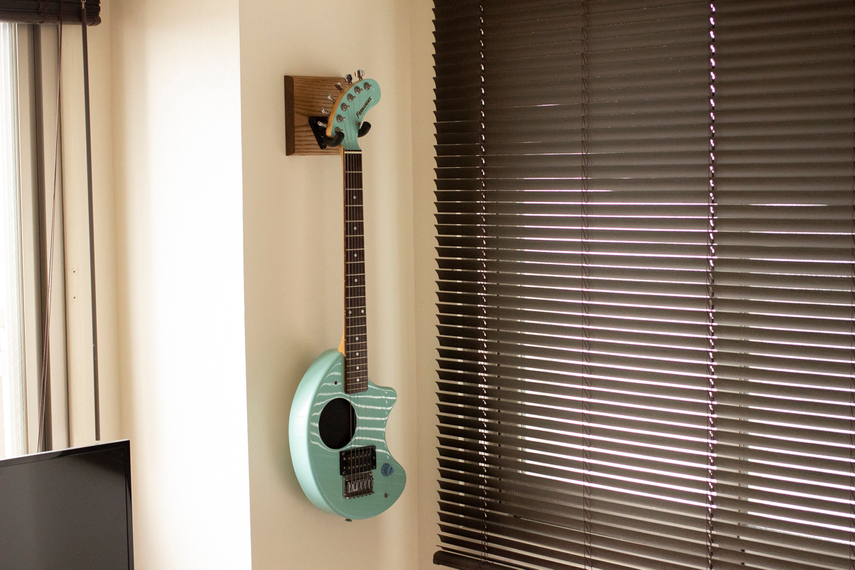 賃貸でも楽器屋さんみたいにギターを壁にかけたい。RENOギターハンガー（ AYS31G）を買いました。